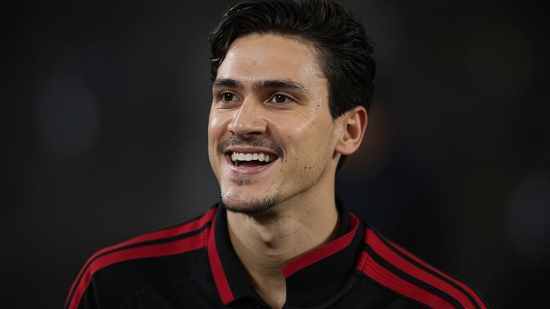 Pedro comemora gol marcado pelo Flamengo contra o Coritiba pelo Brasileirão