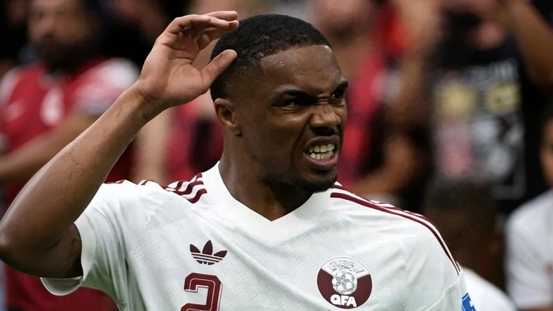 Pedro Miguel, do Qatar, durante jogo contra o Canadá na Copa do Mundo