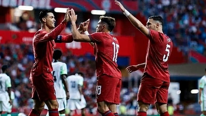 Pedro Neto comemora com Cristiano Ronaldo e Diogo Dalot seu gol marcado em Portugal x Nigéria