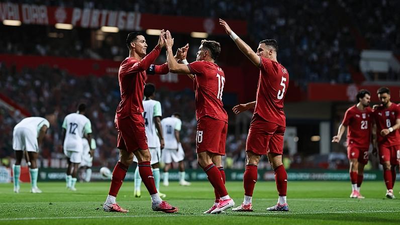 Pedro Neto comemora com Cristiano Ronaldo e Diogo Dalot seu gol marcado em Portugal x Nigéria