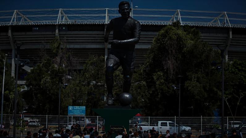 Estátua de Pelé “La Canarinha” do artista Alejandro Velasco em frente ao Estádio Jalisco, em Guadalajara (México)