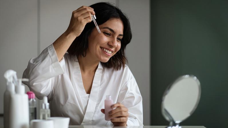 Baixa umidade do ar, banhos quentes e mudanças na rotina podem comprometer a hidratação natural da pele