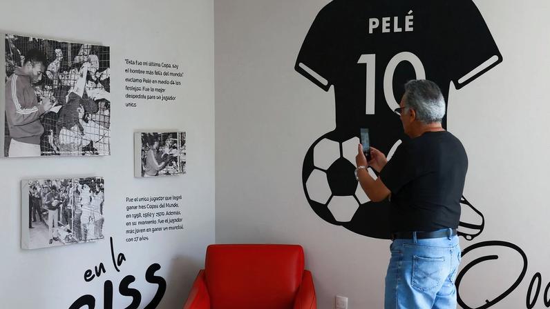 Visitante tira foto em exposição onde o público pode visitar o quarto onde Pelé ficou hospedado antes da final da Copa do Mundo de 1970 na Cidade do México 2 de junho de 2026 REUTERS/Raquel Cunha