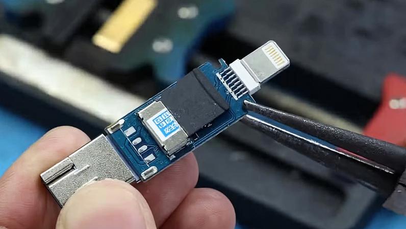 Pen drive igual aos usado pelas GSDF, porém falsificado, com cartão microSD no lugar de memória — Foto: Reprodução: Nikkei Asia