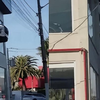 Carro fica pendurado em concessionária de Porto Alegre; confira o vídeo