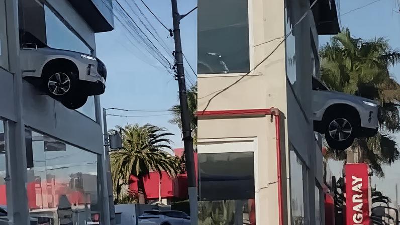 Carro fica pendurado em segundo andar de concessionária em Porto Alegre