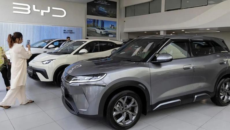 Concessionária da fabricante de carros elétricos chinesa BYD (Foto: Narendra Shrestha/EFE/EPA)