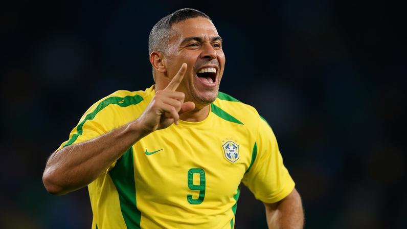 Ronaldo surpreendeu na Copa de 2002, com o cabelo no estilo 'Cascão'.