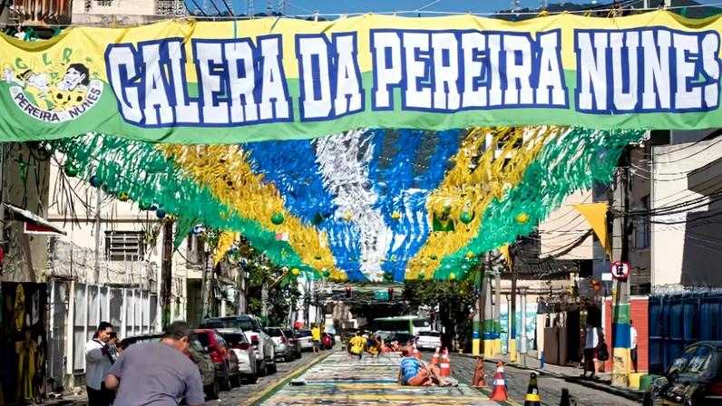 Rua Pereira Nunes, na Tijuca, pronta para a Copa do Mundo. — Foto: Reprodução redes sociais