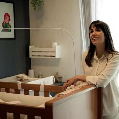 Pérola Faria mostra quarto da filha em marcenaria azul