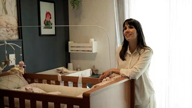 Grávida, Pérola Faria apresenta quarto da filha com marcenaria azul — Foto: Julia Alvim
