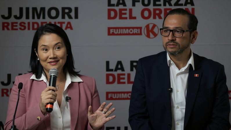 Keiko Fujimori discursa após ser matematicamente eleita presidente do Peru. (Foto: Paolo Aguilar/EFE)