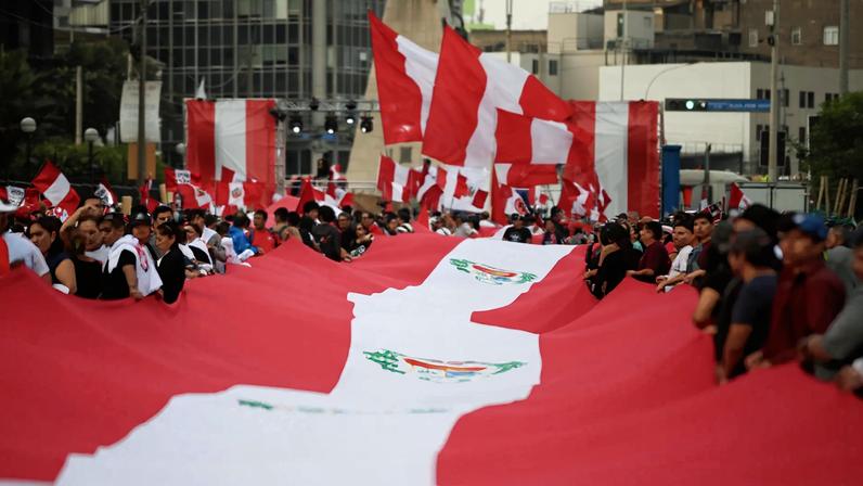 Protesto contra a Justiça Eleitoral do Peru em Lima, em maio (Foto: Paolo Aguilar/EFE)