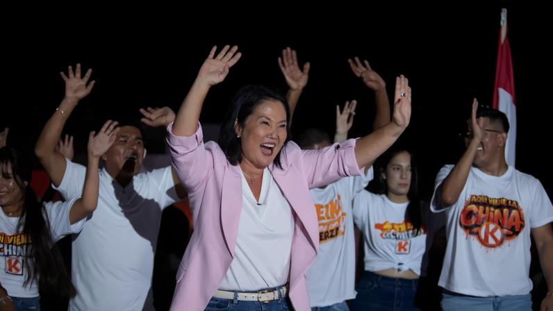 Keiko Fujimori, que tenta pela quarta vez chegar à presidência do Peru, em comício em Lima (Foto: Renato Pajuelo/EFE)
