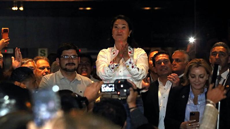 A candidata conservadora Keiko Fujimori, em discurso em hotel em Lima após a realização do segundo turno neste domingo (7) (Foto: Paul Vallejos/EFE)