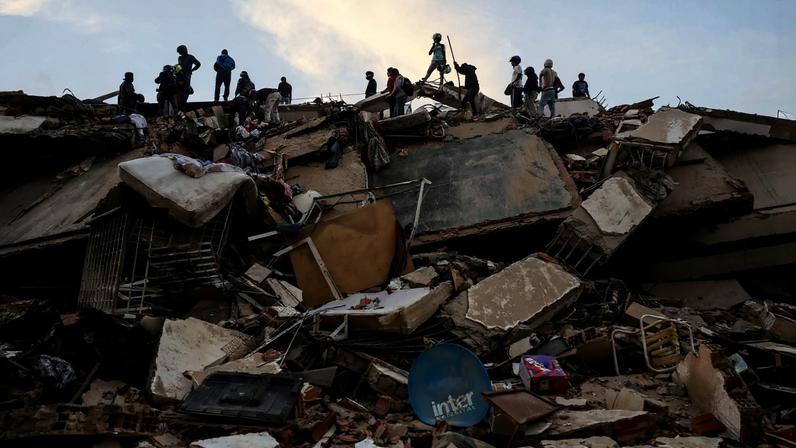 Pessoas buscam por vítimas entre os escombros após terremoto de magnitude 7,2 atingir a Venezuela