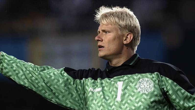 Peter Schmeichel em ação pela Dinamarca na Eurocopa de 1992