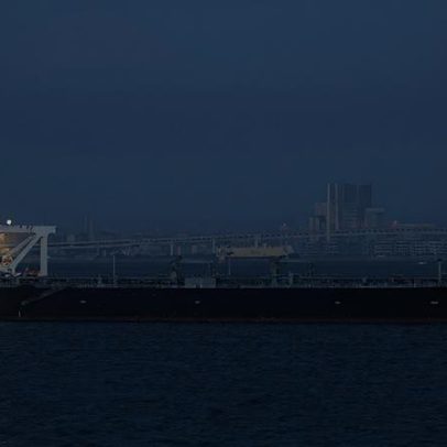 Petróleo sobe ao abrir a semana após troca de ataques EUA e Irã