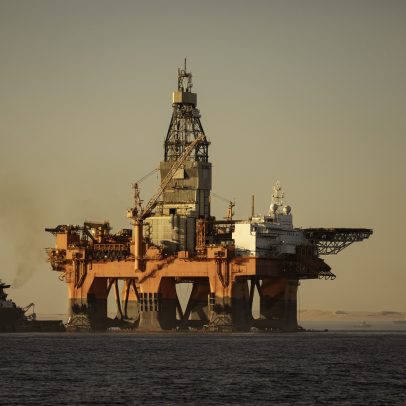 Preços do petróleo caem com acordo Irã-EUA e reabertura do Estreito de Ormuz