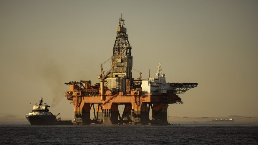 Preços do petróleo caem com acordo Irã-EUA e reabertura do Estreito de Ormuz