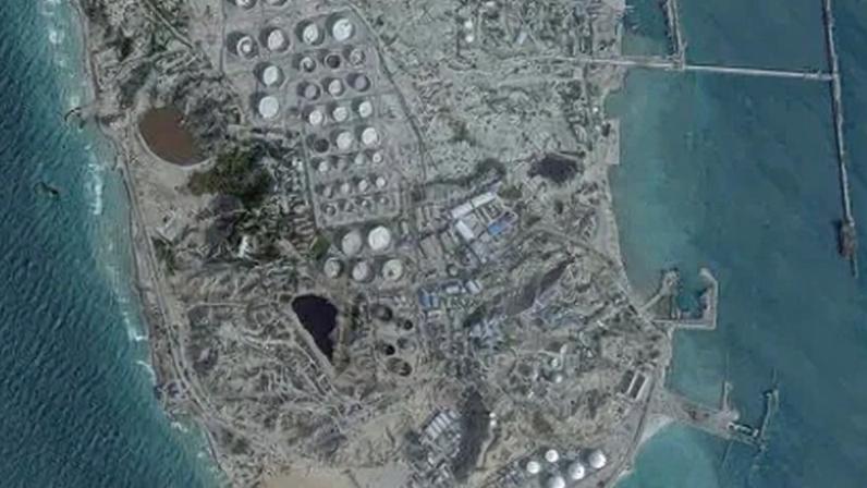 Imagem de satélite mostra terminal de petróleo na Ilha de Kharg, no Irã, em 25 de fevereiro de 2026