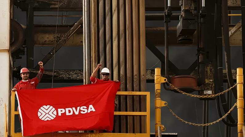 Trabalhadores de campos petrolíferos segurando uma bandeira com Logo corporativo da estatal venezuelana PDVSA, em uma plataforma de perfuração em um poço de petróleo operado por eles, na Faixa do Orinoco, próximo a Cabrutica, em 16/04/2015
