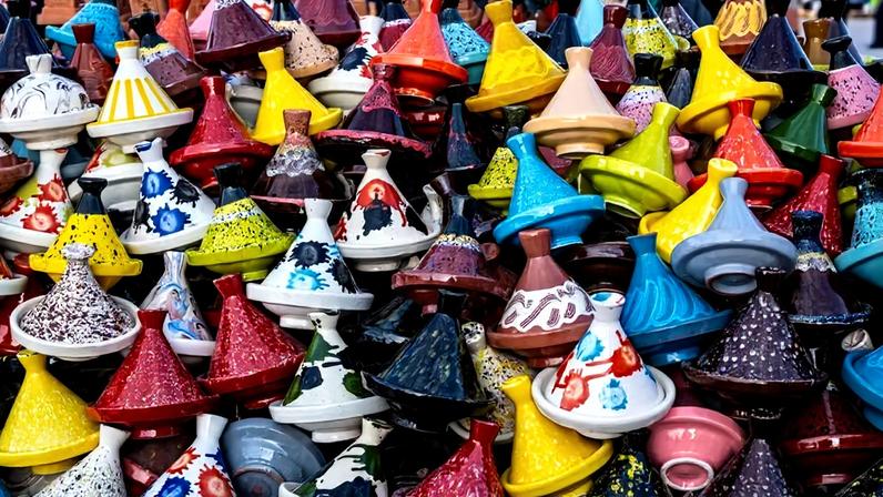 Panelas de tajine artesanais expostas no mercado de Marrakech — Foto: George Piskov via Pexels