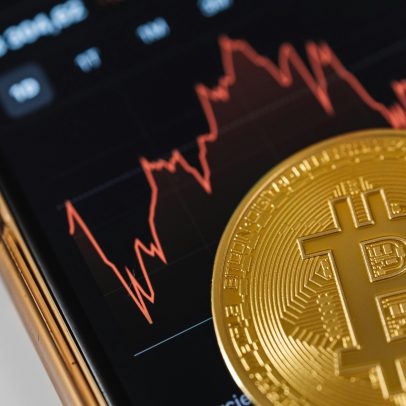 Bitcoin sobe perto de US$ 68 mil com petróleo em queda e alívio geopolítico