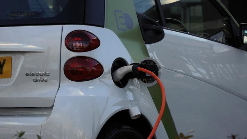 Carro elétrico sendo carregado — Foto: Mike / Pexels