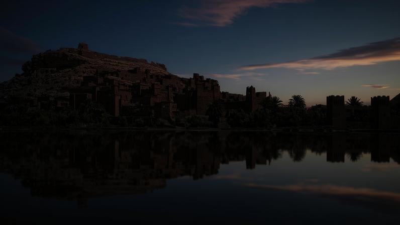 Da arquitetura em terra às mesquitas ornamentadas com arcos e detalhes artesanais, o Marrocos revela uma tradição construtiva marcada pela diversidade de influências e pela riqueza de técnicas locais