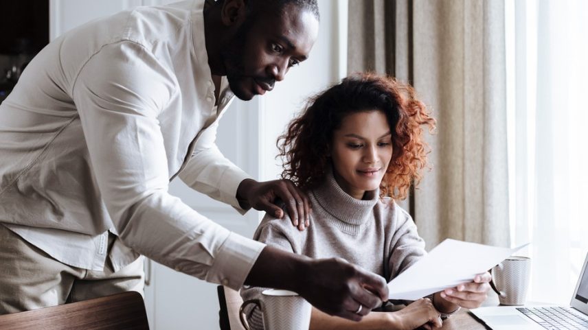 Relacionamentos amorosos entre colegas não são proibidos pela legislação trabalhista brasileira. — Foto: Pexels