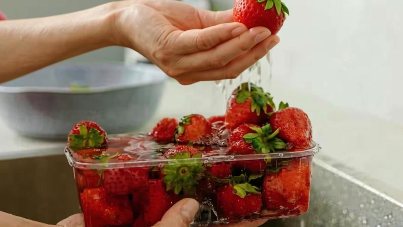 A lavagem em água corrente é uma etapa inicial importante para o consumo seguro do morango. Ela ajuda a remover sujeiras superficiais, como poeira e resíduos visíveis, antes da higienização completa