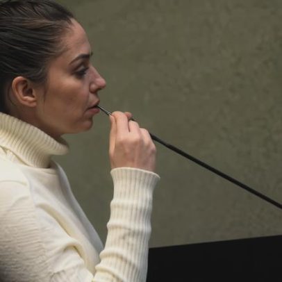 Monique diz acreditar que padrasto matou Henry e que foi dopada por ele