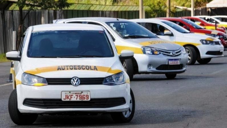 Sensor de radar identifica obstáculos e calcula distância e velocidade para acionar a frenagem sem intervenção do motorista; na imagem, carros de autoescola