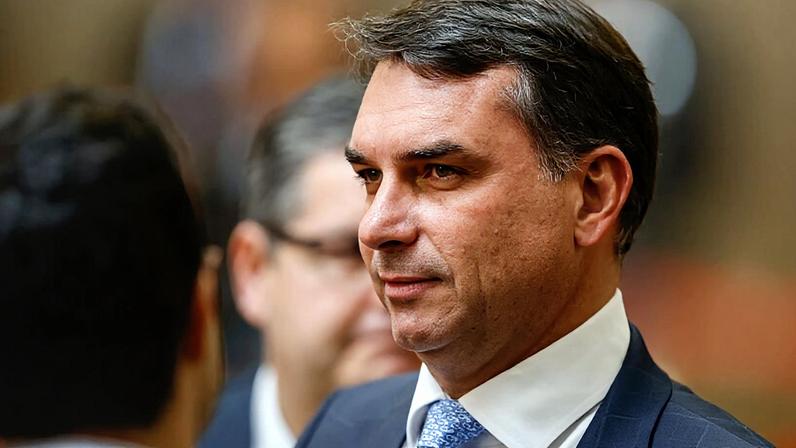 Flávio Bolsonaro defende Bolsa Família e isenção de IR até R$ 5.000