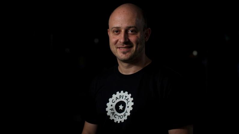 Joshua Baer, empresário de 50 anos, ​​fundador e CEO da aceleradora de startups Capital Factory, sediada em Austin, Texas, morreu após seu avião particular cair em uma rodovia
