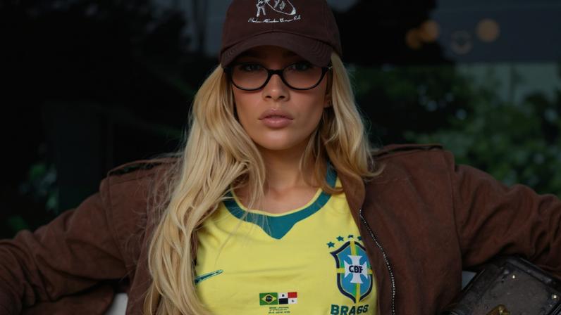 Montagem colorida de Karoline Lima no vídeo de Léo Pereira e de Karoline usando a camisa 15 de Léo na Seleção Brasileira - Metrópoles