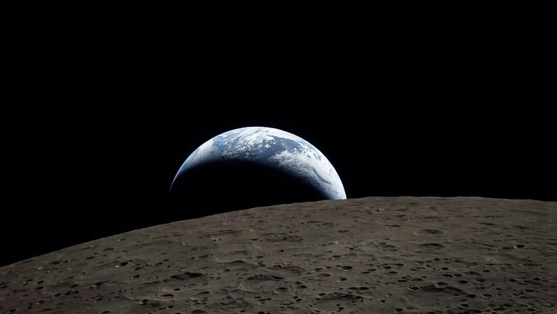 Imagem colorida mostra o lado oculto da Lua com a Terra no fundo - Metrópoles