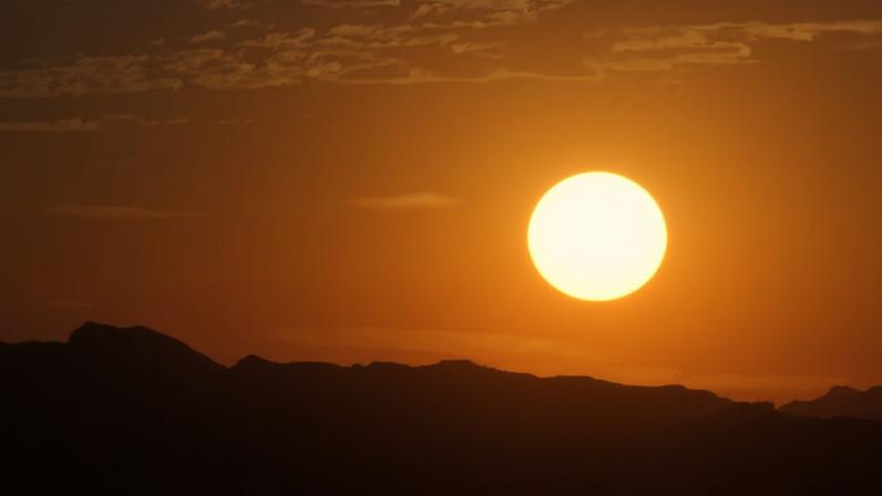 Imagem colorida mostra sol forte - Metrópoles