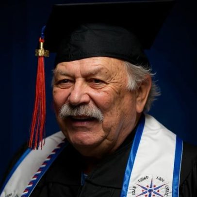Veterano do Vietnã conclui faculdade após 60 anos, inspirado pelo neto