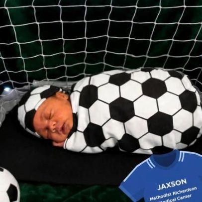 Bebês da UTI neonatal recebem roupinhas da Copa do Mundo nos EUA