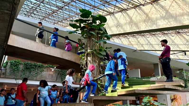 Alunos de Sobradinho visitam exposição Constelações Contemporâneas