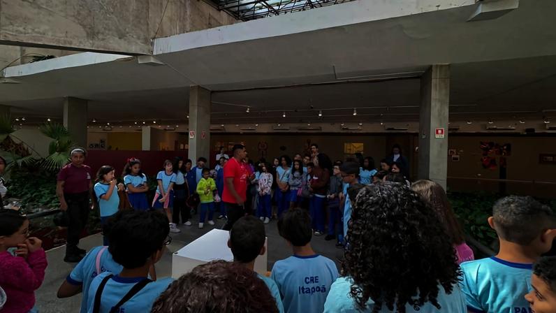 Estudantes do Itapoã visitam mostra Constelações Contemporâneas