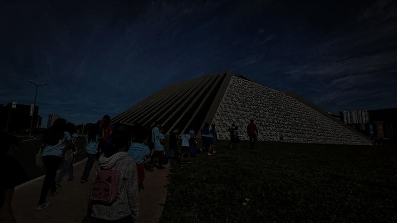 Alunos do Caic JK visitam mostra Constelações Contemporâneas no DF