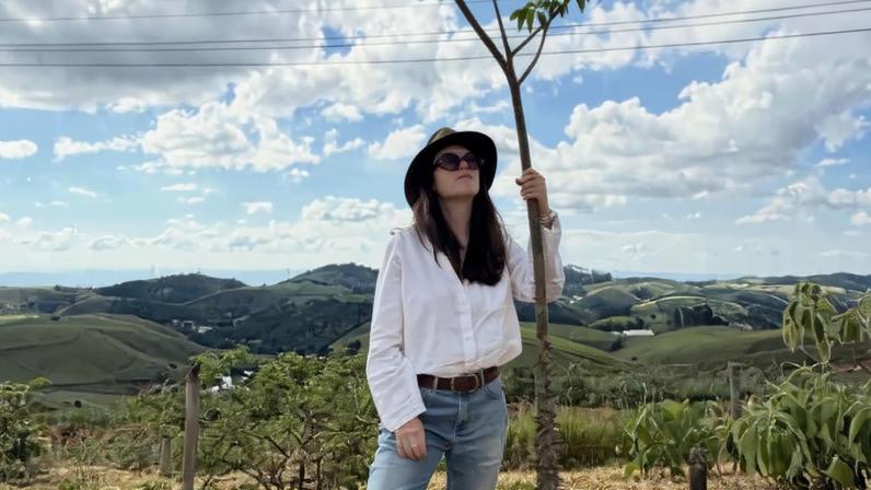 Apresentadora da Globo planta 2 mil árvores e recebe visita surpresa