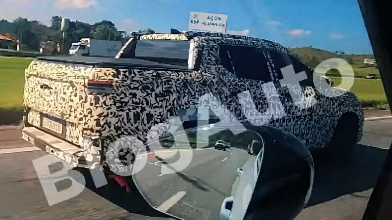 Nova picape da Toyota já roda com carroceria final — Foto: Reprodução/@blogauto