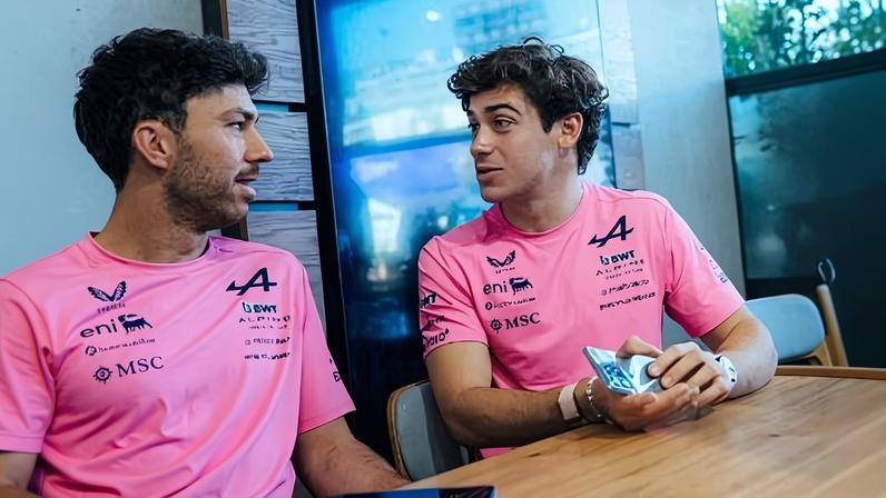 Pierre Gasly (esq) e Franco Colapinto (dir) estão entre os mais empolgados para a Copa do Mundo