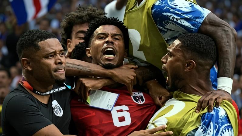 Pina comemora gol de Cabo Verde contra o Uruguai na Copa