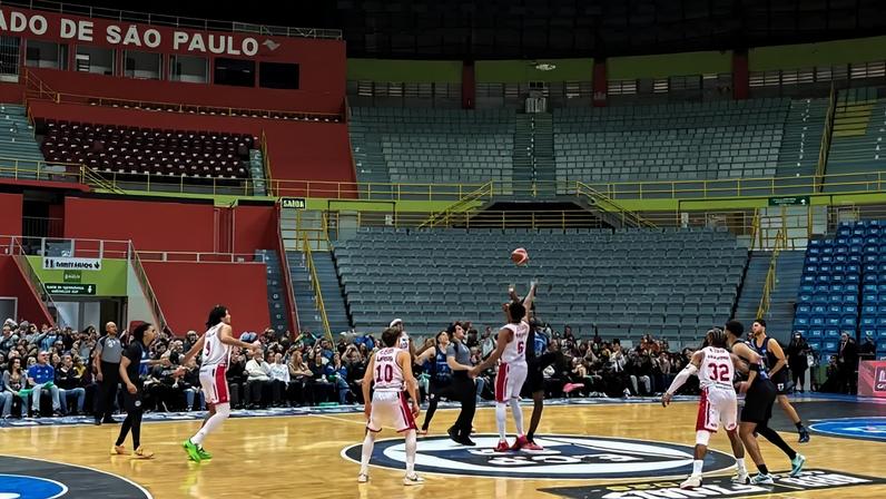 O Pinheiros venceu o Franca no jogo 3 das finais do NBB, no Ginásio do Ibirapuera