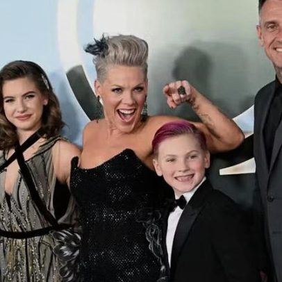 Pink faz rara aparição ao lado da família em red carpet de premiação